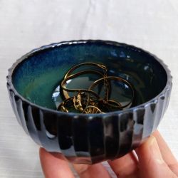 Lille skl med udskringer, sort/grn/turkis