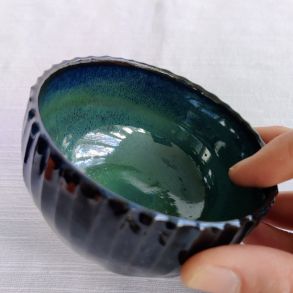 Lille skl med udskringer, sort/grn/turkis