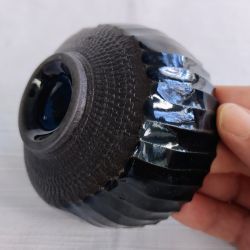 Lille skl med udskringer, sort/grn/turkis